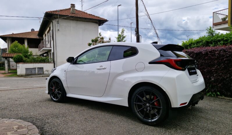 
								Toyota Yaris completo									
