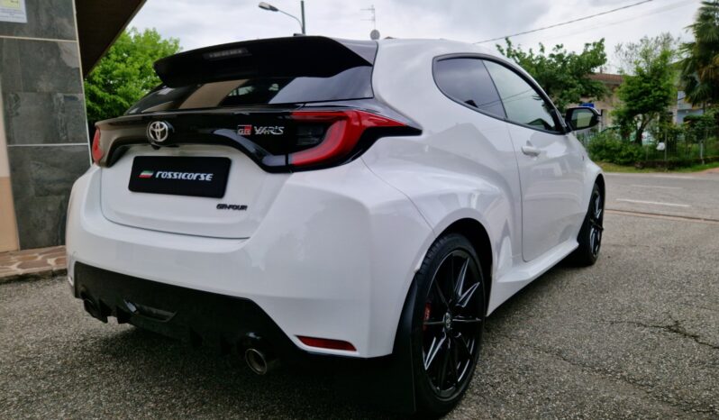 
								Toyota Yaris completo									