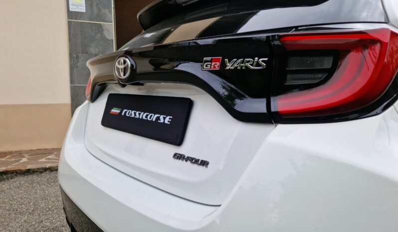 
								Toyota Yaris completo									