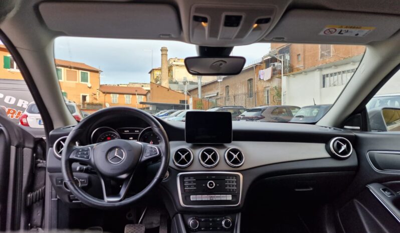 
								Mercedes CLA 200 completo									