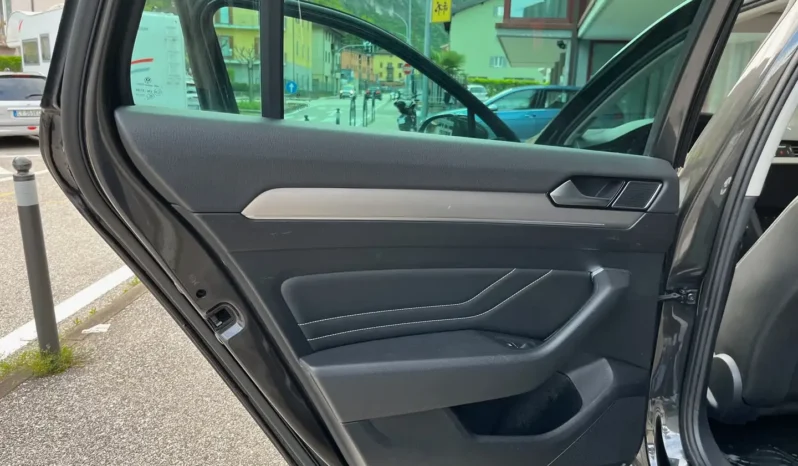 
								Volkswagen Passat Variant completo									